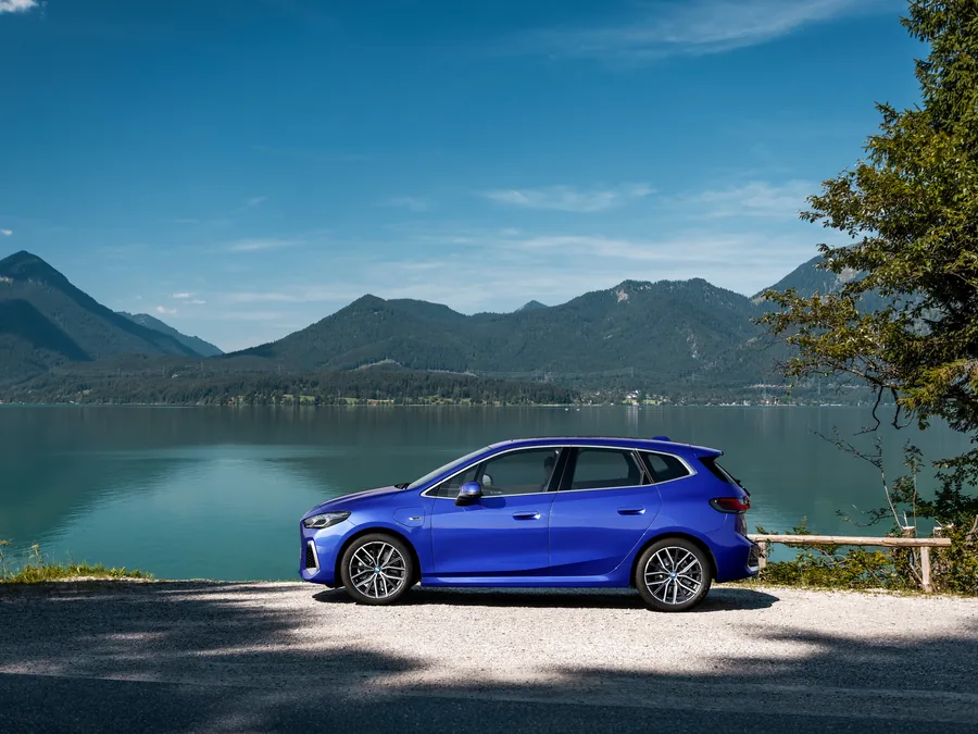 BMW řady 2 Active Tourer u jezera