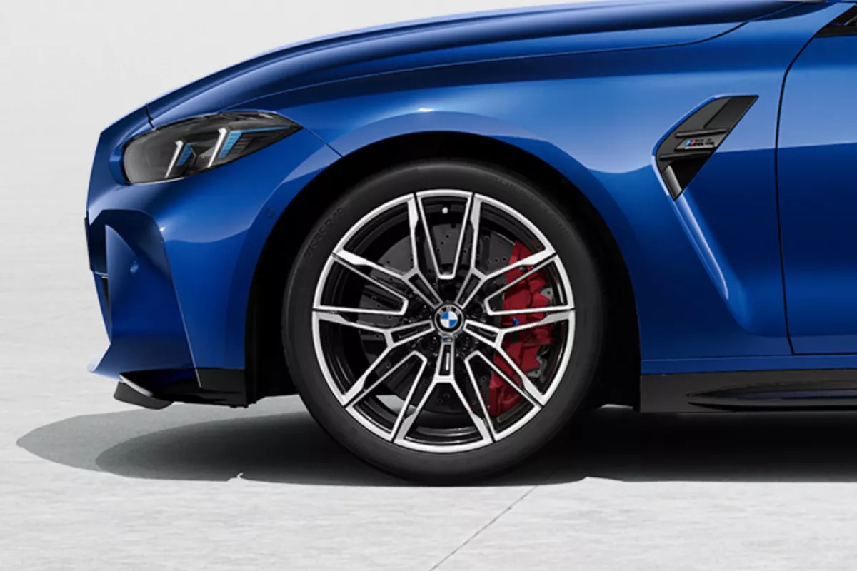 BMW M4 — brzda M s červeným třmenem, detailní pohled