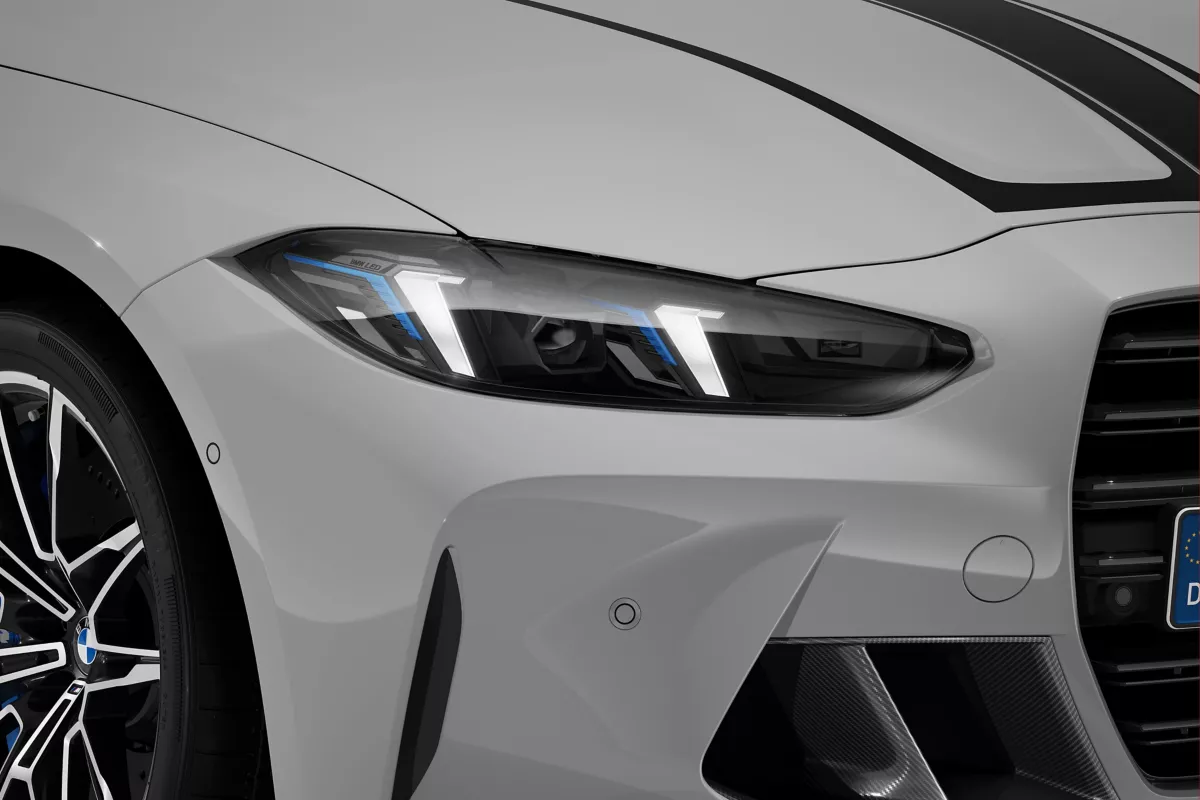 BMW M4 — světlomet, detailní pohled