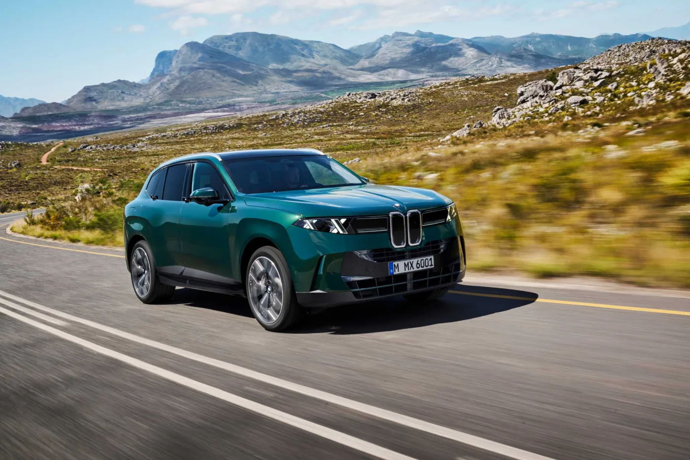 BMW X5 na pobřežní silnici, za jízdy