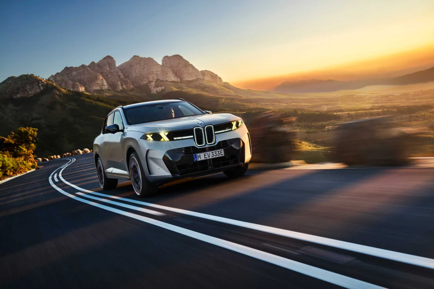 BMW X5 M60e v bílé barvě na pobřežní silnici