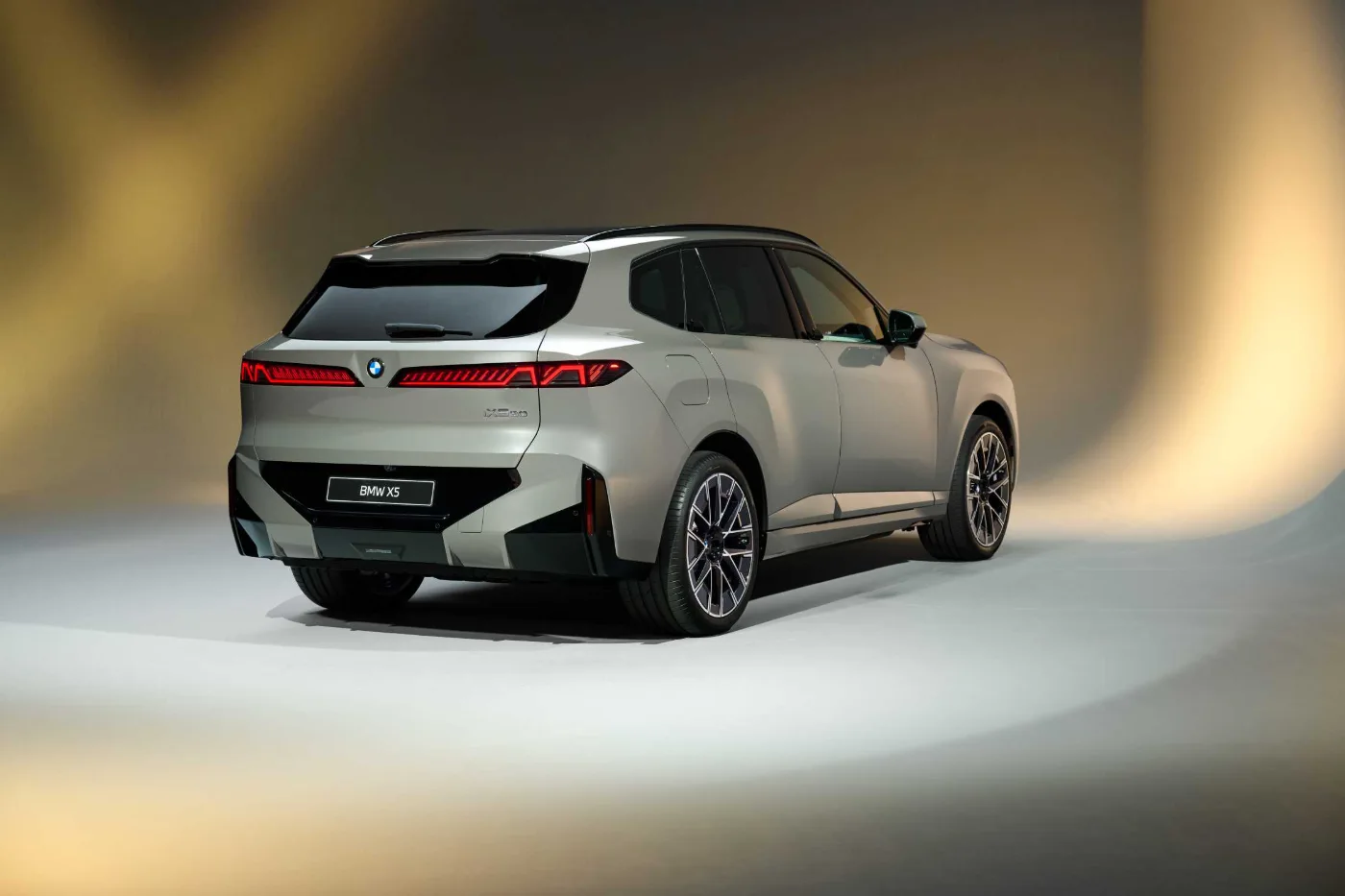BMW X5, studiová fotografie – pohled zezadu