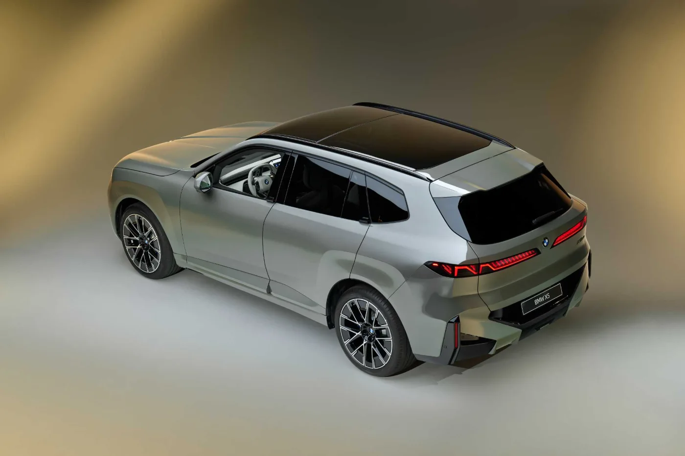 BMW X5, studiová fotografie – pohled zezadu z tří čtvrtin